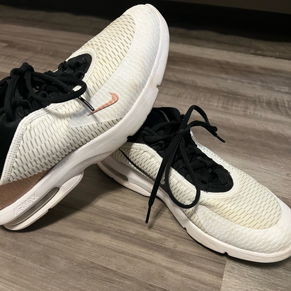 Woman’s Nike air Max sneaker